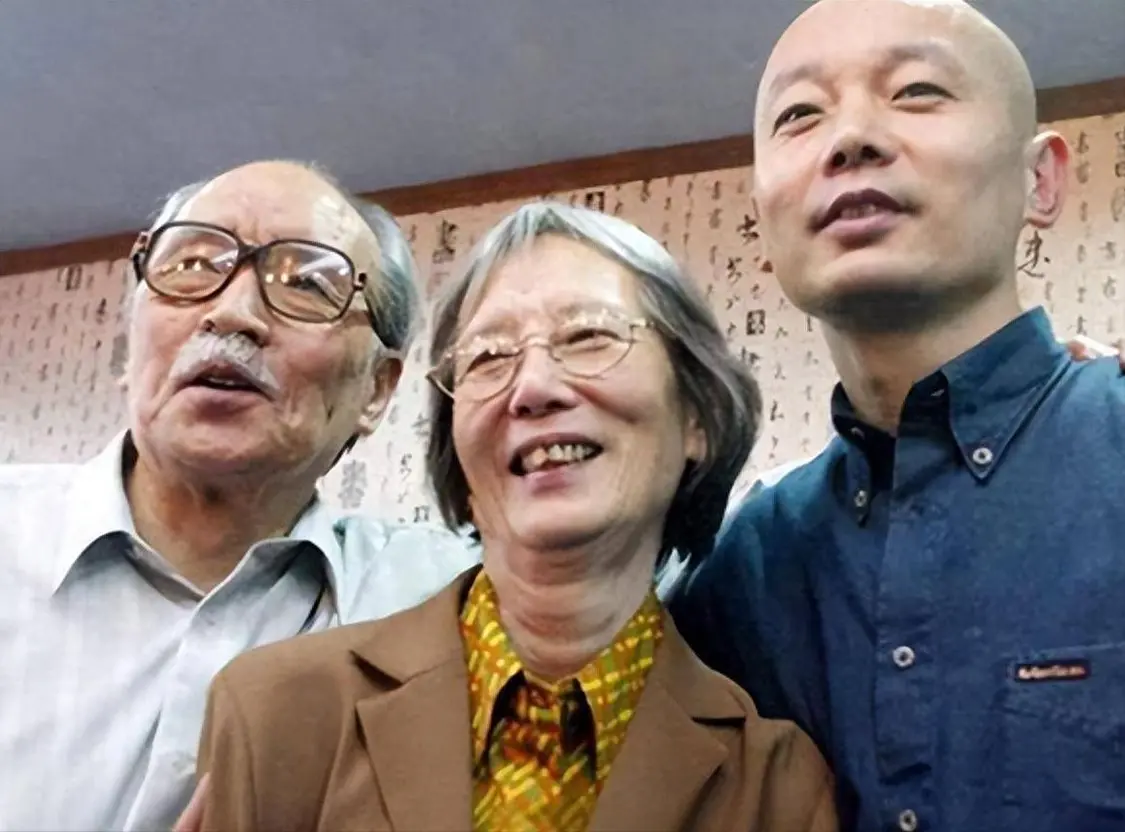 妹妹远在美国，父母也已离世，如今67岁膝下无子的葛优如何了