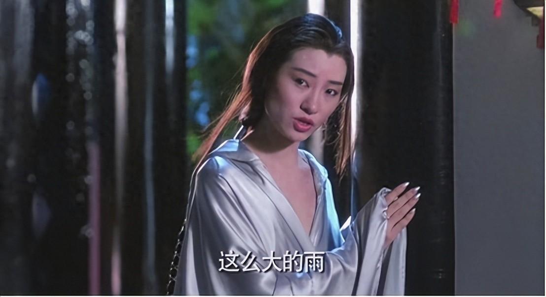 她是“香港第一鬼后”，颜值身材胜过吴家丽，如今和丈夫在美国开武馆